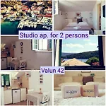 House 42 Valun