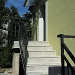 House 42 * Valun