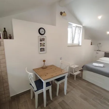 House 42 Apartament Valun