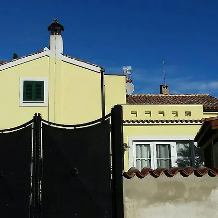 House 42 * Valun
